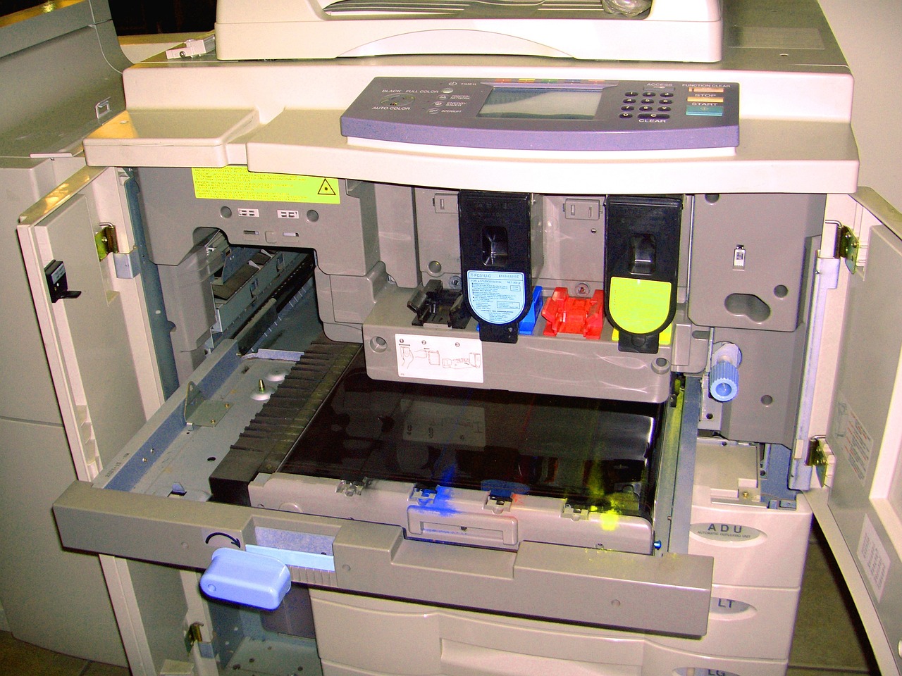 Dlaczego drukarka nie drukuje na czarno? Najczęstsze problemy użytkowników sprzętu drukującego.